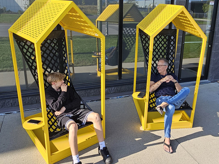 chaise hamac urbaine - mobilier espace collaboratif - mobilier scolaire extérieur - mobilier espace aquatique