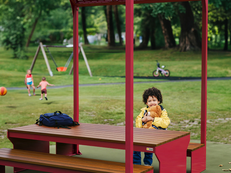 Table extérieure pour enfants - espace extérieur avec mobilier pour enfants