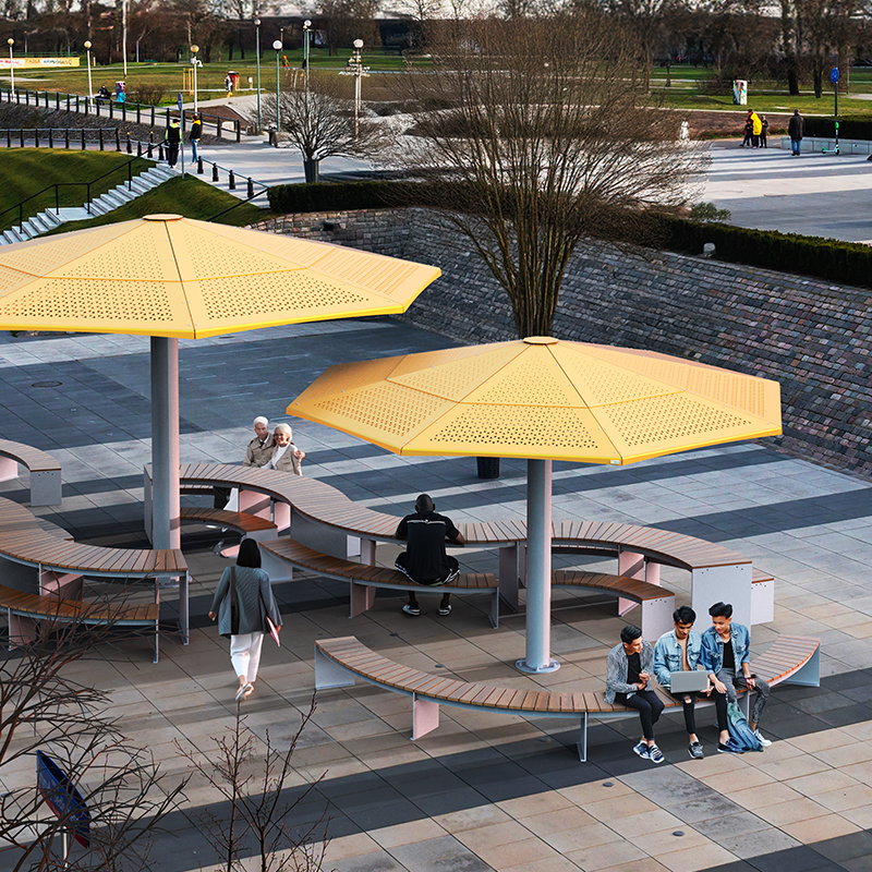 Table pique-nique urbaine modulaire en courbe avec des parasols métalliques quatre saisons