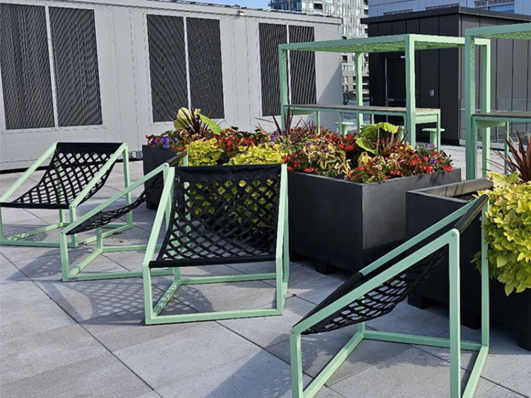 Mobilier de toit-terrasse pour entreprises et espaces commerciaux, Mobilier collaboratif extérieur, Aménagement de zones de détente en plein air, Chaise hamac durable pour terrasse d’entreprise ou rooftop, Mobilier extérieur résistant aux intempéries pour réunions informelles, Espace de rencontre et de collaboration sur toit-terrasse, Mobilier de pause et de discussion pour espace extérieur, Ensemble de chaises-fauteuils pour réunion en plein air, Mobilier pour rooftop d’hôtel.