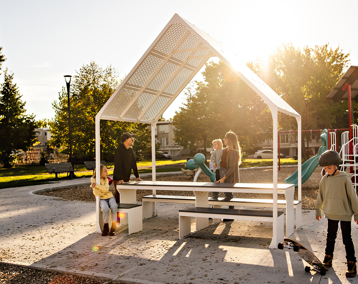 table espace collaboratif extérieur avec abri soleil - mobilier urbain - mobilier scolaire extérieur - mobilier coworking commercial