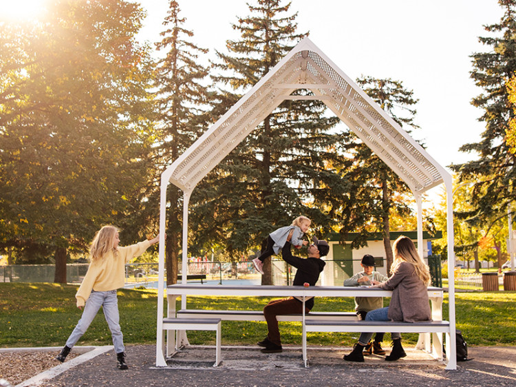 table espace collaboratif extérieur avec abri soleil - mobilier urbain - mobilier scolaire extérieur - mobilier coworking commercial