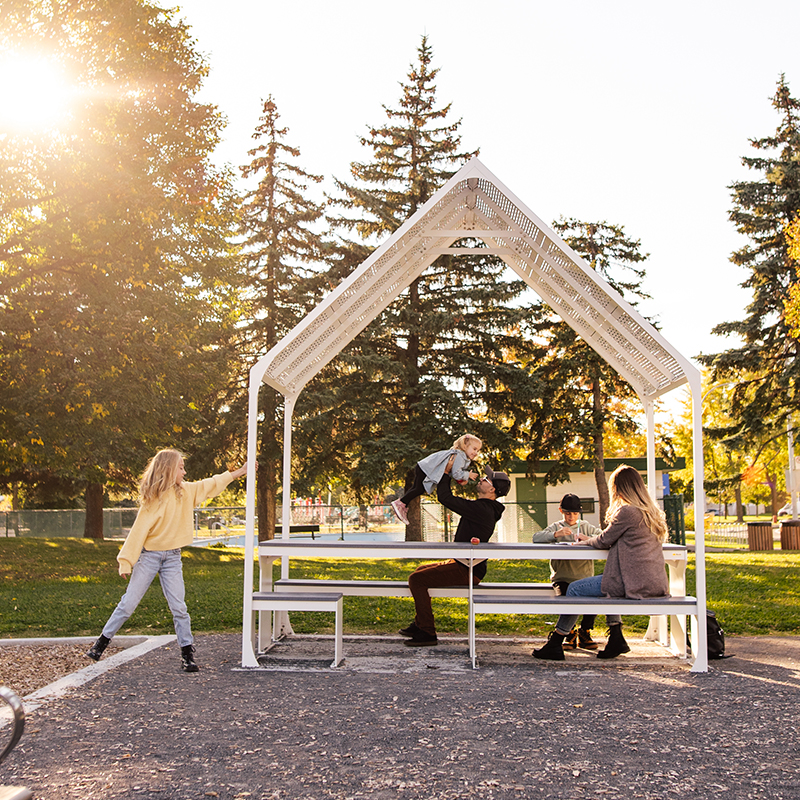 table espace collaboratif extérieur avec abri soleil - mobilier urbain - mobilier scolaire extérieur - mobilier coworking commercial