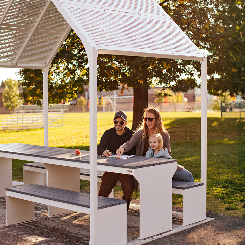 table espace collaboratif extérieur avec abri soleil - mobilier urbain - mobilier scolaire extérieur - mobilier coworking commercial