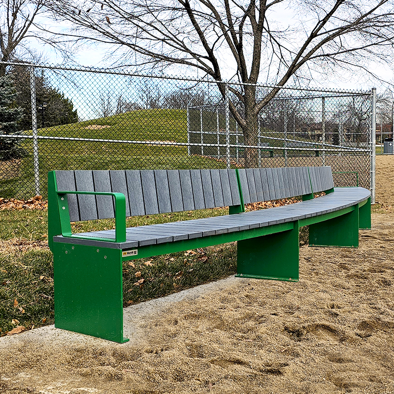 Banc en arc de cercle dans un contexte de parc canin. Mobilier urbain.