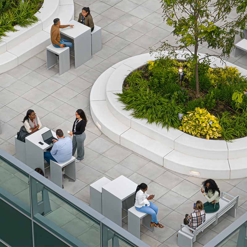 Table pique-nique haute sur toit-terrasse pour deux personnes - table pour commerce ou mobilier urbain