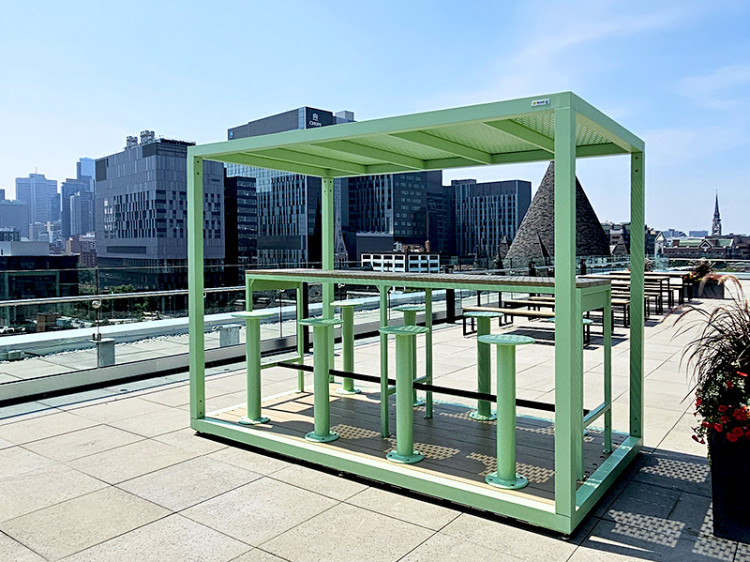 Mobilier de toit-terrasse pour entreprises et espaces commerciaux, Mobilier collaboratif extérieur avec table haute et tabourets, Aménagement de zones de travail en plein air, Table haute durable pour terrasse d’entreprise ou rooftop, Mobilier extérieur résistant aux intempéries pour réunions informelles, Espace de rencontre et de collaboration sur toit-terrasse, Mobilier de pause et de discussion pour espace extérieur, Ensemble table et tabourets pour réunion en plein air, Mobilier pour rooftop d’hôtel, école ou espace public.