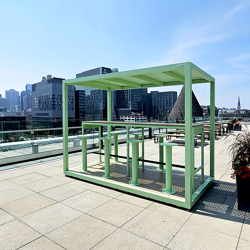 Mobilier de toit-terrasse pour entreprises et espaces commerciaux, Mobilier collaboratif extérieur avec table haute et tabourets, Aménagement de zones de travail en plein air, Table haute durable pour terrasse d’entreprise ou rooftop, Mobilier extérieur résistant aux intempéries pour réunions informelles, Espace de rencontre et de collaboration sur toit-terrasse, Mobilier de pause et de discussion pour espace extérieur, Ensemble table et tabourets pour réunion en plein air, Mobilier pour rooftop d’hôtel, école ou espace public.
