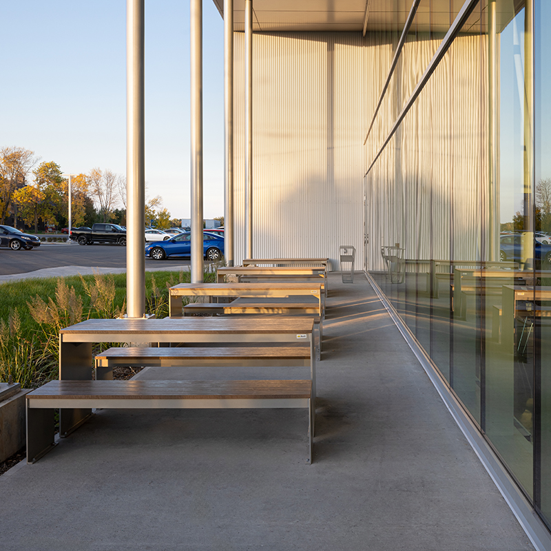 espace collaboratif extérieur, aménagement terrasse extérieur pour employés, mobilier commercial, aménagement terrasse bureau, mobilier de terrasse pour entreprise