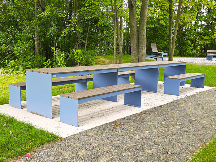 Table pique-nique modulaire, accès universel (PMR), mobilier urbain, table à pique-nique, table publique, banc public, mobilier espace public, mobilier extérieur, mobilier d'espace collaboratif extérieur, mobilier espace commercial, mobilier de parc, mobilier scolaire, station touristique, mobilier terrasse commerciale, mobilier place publique, mobilier toit-terrasse extérieur, mobilier modulaire urbain Modular picnic table, universal access (ADA), urban furniture, street furniture, site furnishings, public table, public bench, modular picnic table, public space furniture, public square outdoor furniture, outdoor furniture, outdoor collaborative space furniture, commercial furniture, park furniture, school outdoor furniture, touristic station, Touristic site outdoor furniture, commercial terrace furniture, rooftop terrace furniture, urban modular furniture
