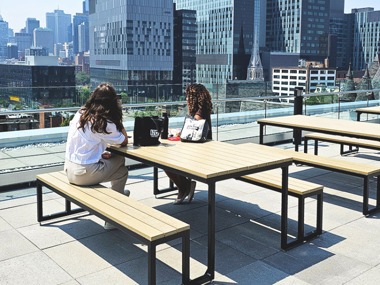 Mobilier de toit-terrasse déposés ou ancré pour entreprises et espaces commerciaux, Mobilier collaboratif extérieur, Aménagement de zones de travail en plein air, Table durable pour terrasse d’entreprise ou rooftop, Mobilier extérieur résistant aux intempéries pour réunions informelles, Espace de rencontre et de collaboration sur toit-terrasse, Mobilier de pause et de discussion pour espace extérieur, Ensemble table pour réunion en plein air, Mobilier pour rooftop d’hôtel, école ou espace public.