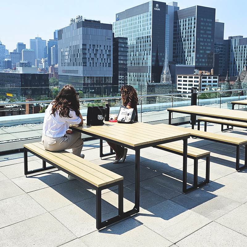 Mobilier de toit-terrasse déposés ou ancré pour entreprises et espaces commerciaux, Mobilier collaboratif extérieur, Aménagement de zones de travail en plein air, Table durable pour terrasse d’entreprise ou rooftop, Mobilier extérieur résistant aux intempéries pour réunions informelles, Espace de rencontre et de collaboration sur toit-terrasse, Mobilier de pause et de discussion pour espace extérieur, Ensemble table pour réunion en plein air, Mobilier pour rooftop d’hôtel, école ou espace public.