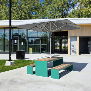 Table pique-nique modulaire, accès universel (PMR), parasol de tissu, abri solaire, abri de table de pique-nique, mobilier urbain, table à pique-nique, table publique, banc public, mobilier espace public, mobilier extérieur, mobilier d'espace collaboratif extérieur, mobilier espace commercial, mobilier de parc, mobilier scolaire, station touristique, mobilier terrasse commerciale, mobilier place publique, mobilier toit-terrasse extérieur, mobilier modulaire urbain Modular picnic table, universal access (ADA), fabric parasol, sunshade, solar shelter, sunbrella, umbrella, Picnic table shelter, urban furniture, street furniture, site furnishings, public table, public bench, modular picnic table, public space furniture, public square outdoor furniture, outdoor furniture, outdoor collaborative space furniture, commercial furniture, park furniture, school outdoor furniture, touristic station, Touristic site outdoor furniture, commercial terrace furniture, rooftop terrace furniture, urban modular furniture