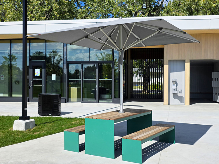 Table pique-nique modulaire, accès universel (PMR), parasol de tissu, abri solaire, abri de table de pique-nique, mobilier urbain, table à pique-nique, table publique, banc public, mobilier espace public, mobilier extérieur, mobilier d'espace collaboratif extérieur, mobilier espace commercial, mobilier de parc, mobilier scolaire, station touristique, mobilier terrasse commerciale, mobilier place publique, mobilier toit-terrasse extérieur, mobilier modulaire urbain Modular picnic table, universal access (ADA), fabric parasol, sunshade, solar shelter, sunbrella, umbrella, Picnic table shelter, urban furniture, street furniture, site furnishings, public table, public bench, modular picnic table, public space furniture, public square outdoor furniture, outdoor furniture, outdoor collaborative space furniture, commercial furniture, park furniture, school outdoor furniture, touristic station, Touristic site outdoor furniture, commercial terrace furniture, rooftop terrace furniture, urban modular furniture parc Vanier Brossard, aménagement parc Vanier, mobilier urbain Brossard, mobilier urbain parc aquatique, mobilier urbain piscine municipale, tables pique-nique parc urbain, pergola parc public, aménagement espace aquatique municipal, mobilier urbain durable, mobilier urbain design Québec, mobilier urbain pour parc aquatique, mobilier urbain accès universel, tables pique-nique accès universel, pergola espace public, aménagement parc municipal Québec, design d’espace public convivial, mobilier urbain durable et résistant, mobilier urbain pour aire de pique-nique, mobilier urbain pour espaces publics familiaux, mobilier urbain résistant au vandalisme