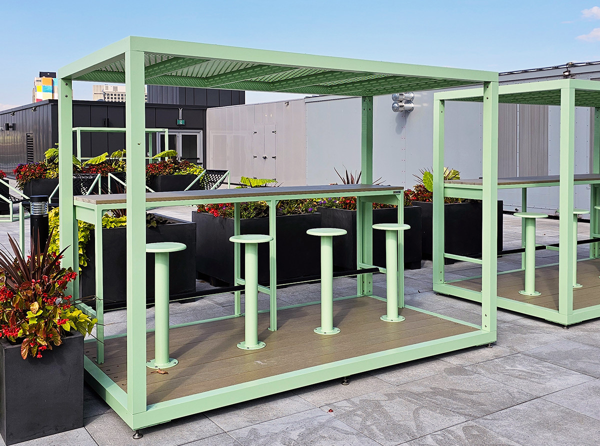 Mobilier de toit-terrasse pour entreprises et espaces commerciaux, Mobilier collaboratif extérieur avec table haute et tabourets, Aménagement de zones de travail en plein air, Table haute durable pour terrasse d’entreprise ou rooftop, Mobilier extérieur résistant aux intempéries pour réunions informelles, Espace de rencontre et de collaboration sur toit-terrasse, Mobilier de pause et de discussion pour espace extérieur, Ensemble table et tabourets pour réunion en plein air, Mobilier pour rooftop d’hôtel, école ou espace public