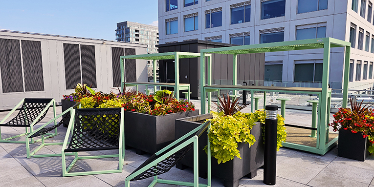 Mobilier de toit-terrasse pour entreprises et espaces commerciaux, Mobilier collaboratif extérieur, Aménagement de zones de détente en plein air, Chaise hamac durable pour terrasse d’entreprise ou rooftop, Mobilier extérieur résistant aux intempéries pour réunions informelles, Espace de rencontre et de collaboration sur toit-terrasse, Mobilier de pause et de discussion pour espace extérieur, Ensemble de chaises-fauteuils pour réunion en plein air, Mobilier pour rooftop d’hôtel.