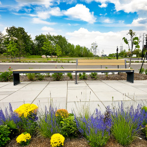 Banc modulaire aux lignes sombres. Mobilier terrasse pour entreprises et espaces commerciaux, Mobilier collaboratif extérieur, Aménagement de zones de détente en plein air, Bancs durables pour terrasse d’entreprise ou rooftop, Mobilier extérieur résistant aux intempéries pour réunions informelles, Espace de rencontre et de collaboration sur toit-terrasse, Mobilier de pause et de discussion pour espace extérieur, Mobilier pour rooftop d’hôtel.