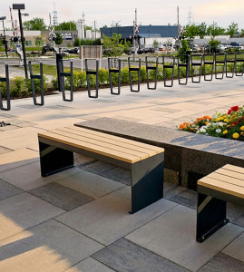 Banc modulaire aux lignes sombres. Mobilier terrasse pour entreprises et espaces commerciaux, Mobilier collaboratif extérieur, Aménagement de zones de détente en plein air, Bancs durables pour terrasse d’entreprise ou rooftop, Mobilier extérieur résistant aux intempéries pour réunions informelles, Espace de rencontre et de collaboration sur toit-terrasse, Mobilier de pause et de discussion pour espace extérieur, Mobilier pour rooftop d’hôtel.