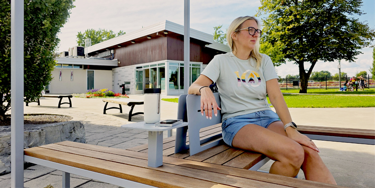 Banc modulaire urbain, accès universel (PMR), maisonnette, abri solaire, Abri de table de pique-nique, mobilier urbain, table à pique-nique, table publique, banc public, mobilier espace public, mobilier extérieur, mobilier d'espace collaboratif extérieur, mobilier espace commercial, mobilier de parc, mobilier scolaire, station touristique, mobilier terrasse commerciale, mobilier place publique, mobilier toit-terrasse extérieur, mobilier modulaire urbain Urban modular bench, universal access (ADA), house, sunshade, solar shelter, Picnic table shelter, urban furniture, street furniture, site furnishings, public table, public bench, modular picnic table, public space furniture, public square outdoor furniture, outdoor furniture, outdoor collaborative space furniture, commercial furniture, park furniture, school outdoor furniture, touristic station, Touristic site outdoor furniture, commercial terrace furniture, rooftop terrace furniture, urban modular furniture