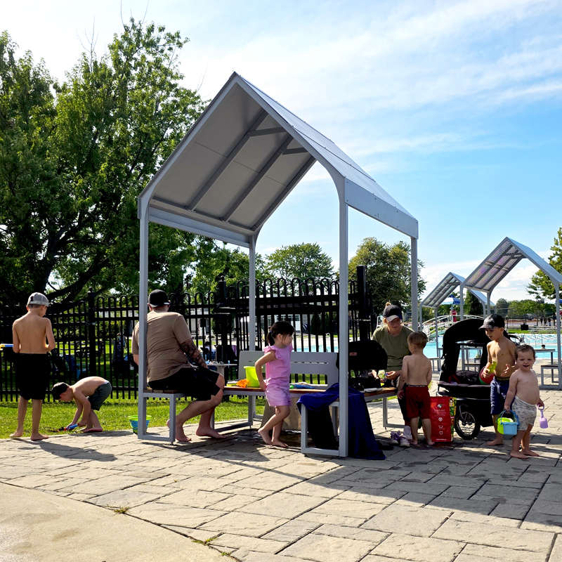 Banc modulaire urbain, accès universel (PMR), maisonnette, abri solaire, Abri de table de pique-nique, mobilier urbain, table à pique-nique, table publique, banc public, mobilier espace public, mobilier extérieur, mobilier d'espace collaboratif extérieur, mobilier espace commercial, mobilier de parc, mobilier scolaire, station touristique, mobilier terrasse commerciale, mobilier place publique, mobilier toit-terrasse extérieur, mobilier modulaire urbain Urban modular bench, universal access (ADA), house, sunshade, solar shelter, Picnic table shelter, urban furniture, street furniture, site furnishings, public table, public bench, modular picnic table, public space furniture, public square outdoor furniture, outdoor furniture, outdoor collaborative space furniture, commercial furniture, park furniture, school outdoor furniture, touristic station, Touristic site outdoor furniture, commercial terrace furniture, rooftop terrace furniture, urban modular furniture