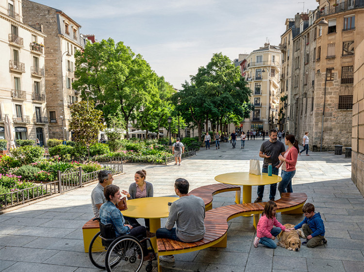 Configuration de mobilier urbain TRIVIO pour placette avec bancs modulaires et tables rondes, Aménagement de placette urbaine avec mobilier TRIVIO et bacs de plantation, Banc modulaire urbain, accès universel (PMR), mobilier urbain, banc public, mobilier espace public, mobilier extérieur, mobilier d'espace collaboratif extérieur, mobilier espace commercial, mobilier de parc, mobilier scolaire, station touristique, mobilier terrasse commerciale, mobilier place publique, mobilier toit-terrasse extérieur, mobilier modulaire urbain Modular urban bench, universal access (ADA), urban furniture, street furniture, site furnishings, public bench, public space furniture, public square outdoor furniture, outdoor furniture, outdoor collaborative space furniture, commercial furniture, park furniture, school outdoor furniture, touristic station, Touristic site outdoor furniture, commercial terrace furniture, rooftop terrace furniture, urban modular furniture