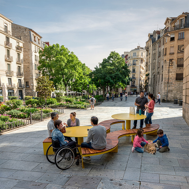 Configuration de mobilier urbain TRIVIO pour placette avec bancs modulaires et tables rondes, Aménagement de placette urbaine avec mobilier TRIVIO et bacs de plantation, Banc modulaire urbain, accès universel (PMR), mobilier urbain, banc public, mobilier espace public, mobilier extérieur, mobilier d'espace collaboratif extérieur, mobilier espace commercial, mobilier de parc, mobilier scolaire, station touristique, mobilier terrasse commerciale, mobilier place publique, mobilier toit-terrasse extérieur, mobilier modulaire urbain Modular urban bench, universal access (ADA), urban furniture, street furniture, site furnishings, public bench, public space furniture, public square outdoor furniture, outdoor furniture, outdoor collaborative space furniture, commercial furniture, park furniture, school outdoor furniture, touristic station, Touristic site outdoor furniture, commercial terrace furniture, rooftop terrace furniture, urban modular furniture