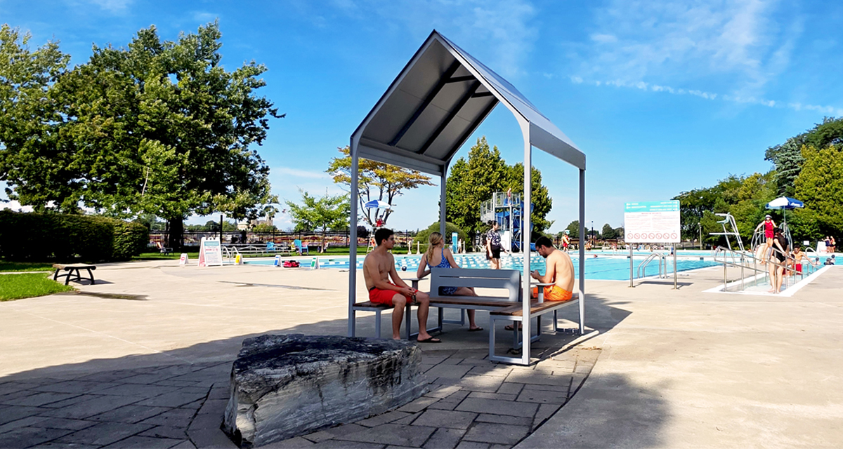 Banc modulaire urbain, accès universel (PMR), maisonnette, abri solaire, Abri de table de pique-nique, mobilier urbain, table à pique-nique, table publique, banc public, mobilier espace public, mobilier extérieur, mobilier d'espace collaboratif extérieur, mobilier espace commercial, mobilier de parc, mobilier scolaire, station touristique, mobilier terrasse commerciale, mobilier place publique, mobilier toit-terrasse extérieur, mobilier modulaire urbain Urban modular bench, universal access (ADA), house, sunshade, solar shelter, Picnic table shelter, urban furniture, street furniture, site furnishings, public table, public bench, modular picnic table, public space furniture, public square outdoor furniture, outdoor furniture, outdoor collaborative space furniture, commercial furniture, park furniture, school outdoor furniture, touristic station, Touristic site outdoor furniture, commercial terrace furniture, rooftop terrace furniture, urban modular furniture