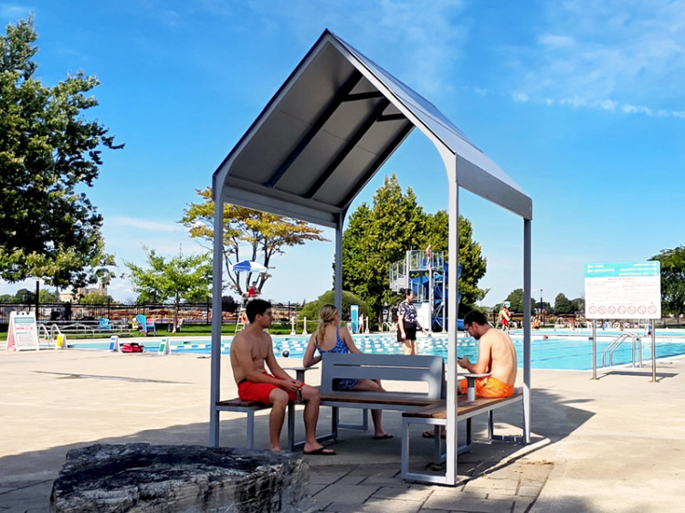 Banc modulaire urbain, accès universel (PMR), maisonnette, abri solaire, Abri de table de pique-nique, mobilier urbain, table à pique-nique, table publique, banc public, mobilier espace public, mobilier extérieur, mobilier d'espace collaboratif extérieur, mobilier espace commercial, mobilier de parc, mobilier scolaire, station touristique, mobilier terrasse commerciale, mobilier place publique, mobilier toit-terrasse extérieur, mobilier modulaire urbain
Urban modular bench, universal access (ADA), house, sunshade, solar shelter, Picnic table shelter, urban furniture, street furniture, site furnishings, public table, public bench, modular picnic table, public space furniture, public square outdoor furniture, outdoor furniture, outdoor collaborative space furniture, commercial furniture, park furniture, school outdoor furniture, touristic station, Touristic site outdoor furniture, commercial terrace furniture, rooftop terrace furniture, urban modular furniture
