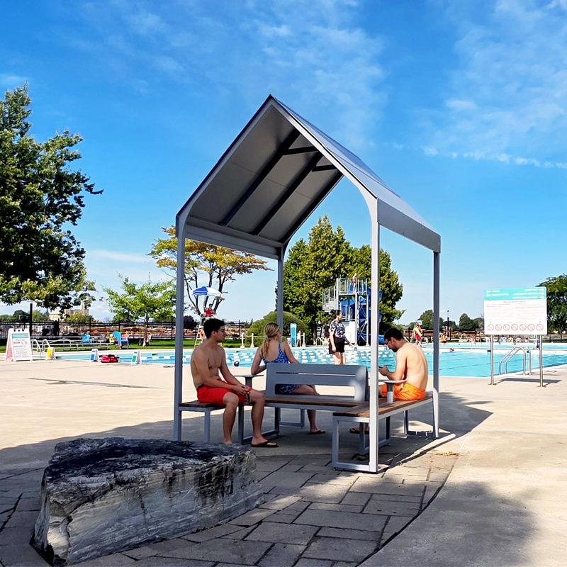 Banc modulaire urbain, accès universel (PMR), maisonnette, abri solaire, Abri de table de pique-nique, mobilier urbain, table à pique-nique, table publique, banc public, mobilier espace public, mobilier extérieur, mobilier d'espace collaboratif extérieur, mobilier espace commercial, mobilier de parc, mobilier scolaire, station touristique, mobilier terrasse commerciale, mobilier place publique, mobilier toit-terrasse extérieur, mobilier modulaire urbain
Urban modular bench, universal access (ADA), house, sunshade, solar shelter, Picnic table shelter, urban furniture, street furniture, site furnishings, public table, public bench, modular picnic table, public space furniture, public square outdoor furniture, outdoor furniture, outdoor collaborative space furniture, commercial furniture, park furniture, school outdoor furniture, touristic station, Touristic site outdoor furniture, commercial terrace furniture, rooftop terrace furniture, urban modular furniture
