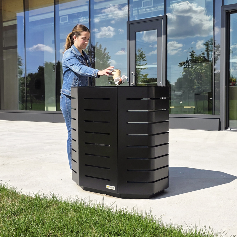 Panier à rebuts, poubelle, mobilier urbain, banc public, mobilier espace public, mobilier extérieur, mobilier d'espace collaboratif extérieur, mobilier espace commercial, mobilier de parc, mobilier scolaire, station touristique, mobilier terrasse commerciale, mobilier place publique, mobilier toit-terrasse extérieur, mobilier modulaire urbain Waste bins, Recycling bins, Litter receptacles, garbage can, trash can, urban furniture, street furniture, site furnishings, public bench, public space furniture, public square outdoor furniture, outdoor furniture, outdoor collaborative space furniture, commercial furniture, park furniture, school outdoor furniture, touristic station, touristic site outdoor furniture, commercial terrace furniture, rooftop terrace furniture, urban modular furniture