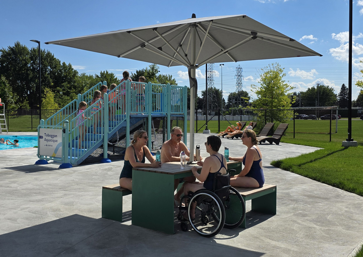 Parc Vanier à Brossard Table pique-nique modulaire, accès universel (PMR), parasol de tissu, abri solaire, abri de table de pique-nique, mobilier urbain, table à pique-nique, table publique, banc public, mobilier espace public, mobilier extérieur, mobilier d'espace collaboratif extérieur, mobilier espace commercial, mobilier de parc, mobilier scolaire, station touristique, mobilier terrasse commerciale, mobilier place publique, mobilier toit-terrasse extérieur, mobilier modulaire urbain Modular picnic table, universal access (ADA), fabric parasol, sunshade, solar shelter, sunbrella, umbrella, Picnic table shelter, urban furniture, street furniture, site furnishings, public table, public bench, modular picnic table, public space furniture, public square outdoor furniture, outdoor furniture, outdoor collaborative space furniture, commercial furniture, park furniture, school outdoor furniture, touristic station, Touristic site outdoor furniture, commercial terrace furniture, rooftop terrace furniture, urban modular furniture parc Vanier Brossard, aménagement parc Vanier, mobilier urbain Brossard, mobilier urbain parc aquatique, mobilier urbain piscine municipale, tables pique-nique parc urbain, pergola parc public, aménagement espace aquatique municipal, mobilier urbain durable, mobilier urbain design Québec, mobilier urbain pour parc aquatique, mobilier urbain accès universel, tables pique-nique accès universel, pergola espace public, aménagement parc municipal Québec, design d’espace public convivial, mobilier urbain durable et résistant, mobilier urbain pour aire de pique-nique, mobilier urbain pour espaces publics familiaux, mobilier urbain résistant au vandalisme