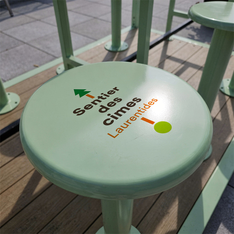 Cabana, table pique-nique modulaire, accès universel (PMR), abri solaire, abri de table de pique-nique, table bistro, tabourets hauts, mobilier urbain, table à pique-nique, table public, banc public, mobilier espace public, mobilier extérieur, mobilier d'espace collaboratif extérieur, mobilier espace commercial, mobilier de parc, mobilier scolaire, station touristique, mobilier terrasse commerciale, mobilier place publique, mobilier toit-terrasse extérieur, mobilier modulaire urbain Cabana, modular picnic table, universal access (ADA), sunshade, solar shelter, picnic table shelter, bar table, high stools urban furniture, street furniture, site furnishings, public table, public bench, modular picnic table, public space furniture, public square outdoor furniture, outdoor furniture, outdoor collaborative space furniture, commercial furniture, park furniture, school outdoor furniture, touristic station, Touristic site outdoor furniture, commercial terrace furniture, rooftop terrace furniture, urban modular furniture