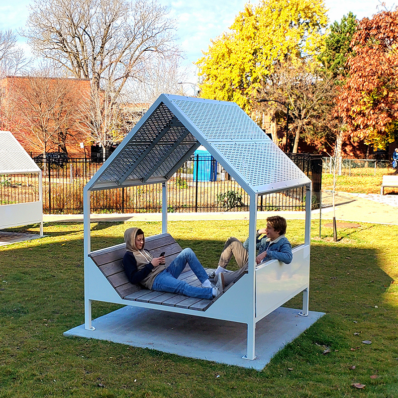 Chaise longue urbaine, méridienne urbaine, plateforme chaise longue, maisonnette, abri solaire, abri de pique-nique, mobilier urbain, banc public, mobilier espace public, mobilier extérieur, mobilier d'espace collaboratif extérieur, mobilier espace commercial, mobilier de parc, mobilier scolaire, station touristique, mobilier terrasse commerciale, mobilier place publique, mobilier toit-terrasse extérieur, mobilier modulaire urbain Urban lounge chair, urban resting platform, house, sunshade, solar shelter, picnic shelter, urban furniture, street furniture, site furnishings, public bench, public space furniture, public square outdoor furniture, outdoor furniture, outdoor collaborative space furniture, commercial furniture, park furniture, school outdoor furniture, touristic station, touristic site outdoor furniture, commercial terrace furniture, rooftop terrace furniture, urban modular furniture