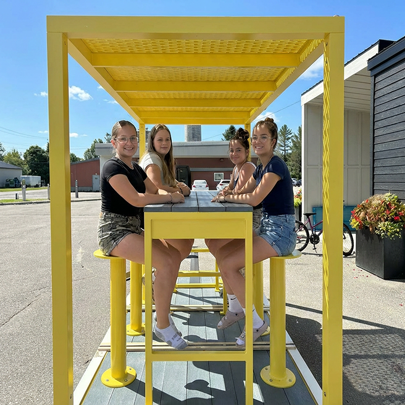 Cabana, table pique-nique modulaire, accès universel (PMR), abri solaire, abri de table de pique-nique, table bistro, tabourets hauts, mobilier urbain, table à pique-nique, table public, banc public, mobilier espace public, mobilier extérieur, mobilier d'espace collaboratif extérieur, mobilier espace commercial, mobilier de parc, mobilier scolaire, station touristique, mobilier terrasse commerciale, mobilier place publique, mobilier toit-terrasse extérieur, mobilier modulaire urbain Cabana, modular picnic table, universal access (ADA), sunshade, solar shelter, picnic table shelter, bar table, high stools urban furniture, street furniture, site furnishings, public table, public bench, modular picnic table, public space furniture, public square outdoor furniture, outdoor furniture, outdoor collaborative space furniture, commercial furniture, park furniture, school outdoor furniture, touristic station, Touristic site outdoor furniture, commercial terrace furniture, rooftop terrace furniture, urban modular furniture