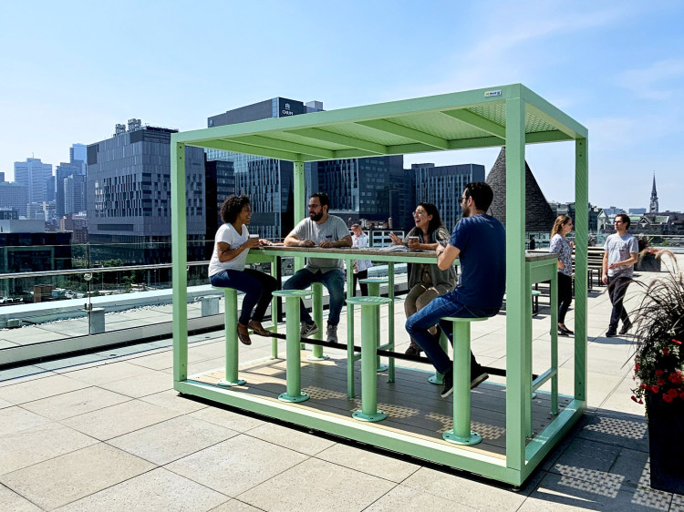Cabana, table pique-nique modulaire, accès universel (PMR), abri solaire, abri de table de pique-nique, table bistro, tabourets hauts, mobilier urbain, table à pique-nique, table public, banc public, mobilier espace public, mobilier extérieur, mobilier d'espace collaboratif extérieur, mobilier espace commercial, mobilier de parc, mobilier scolaire, station touristique, mobilier terrasse commerciale, mobilier place publique, mobilier toit-terrasse extérieur, mobilier modulaire urbain Cabana, modular picnic table, universal access (ADA), sunshade, solar shelter, picnic table shelter, bar table, high stools urban furniture, street furniture, site furnishings, public table, public bench, modular picnic table, public space furniture, public square outdoor furniture, outdoor furniture, outdoor collaborative space furniture, commercial furniture, park furniture, school outdoor furniture, touristic station, Touristic site outdoor furniture, commercial terrace furniture, rooftop terrace furniture, urban modular furniture